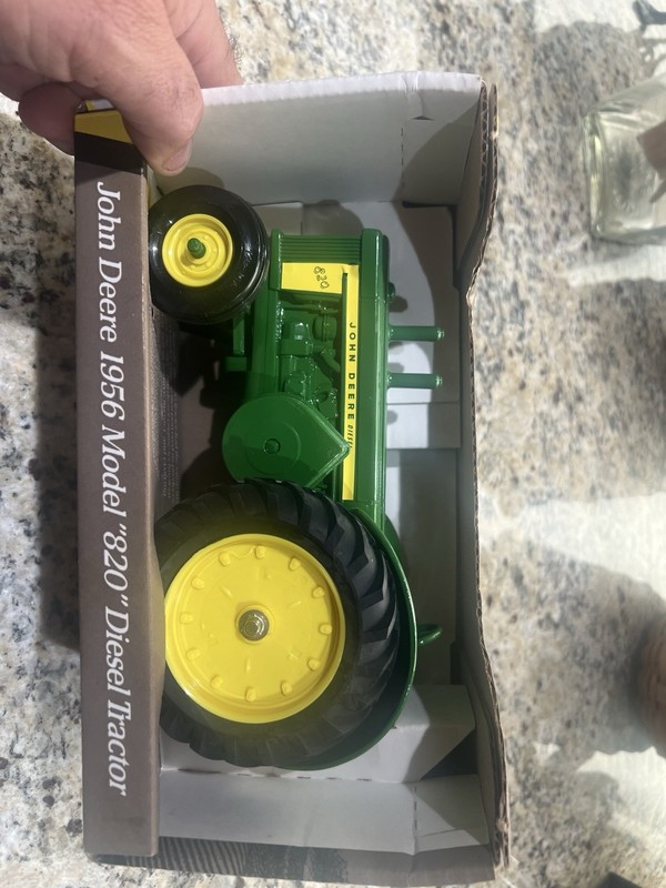 NIB ERTL 1/16 (5705) JOHN DEERE 1956 MODEL "820" DIESEL TRACTOR 1993