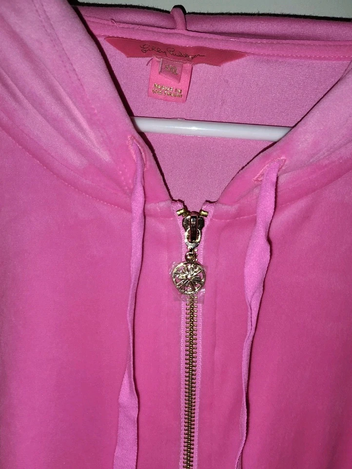 Chaqueta con Capucha Lilly Pulitzer Terciopelo Cremallera Rosa Bolsillos Talla XXL USADA EN EXCELENTE ESTADO Apenas Usada Foto 2 de 4