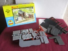 AHM #5877 HO Maintenance Group Train Building Railroad Scenery 