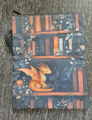 Buchtasche mit Reißverschluss & Schlaufe, Drache/Bücherregal, Buchhülle orange