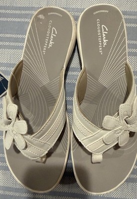 NWT! Clarks Cloudsteppers Flip Flops Color: White, Size: 9