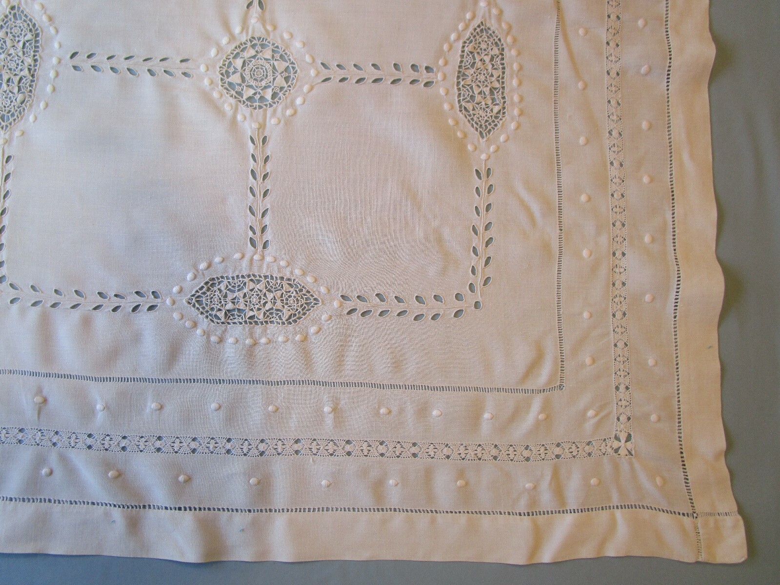Vintage Hand made Lace Linen Tablecloth Italian Whitework  Bridal 35" sq 90cm