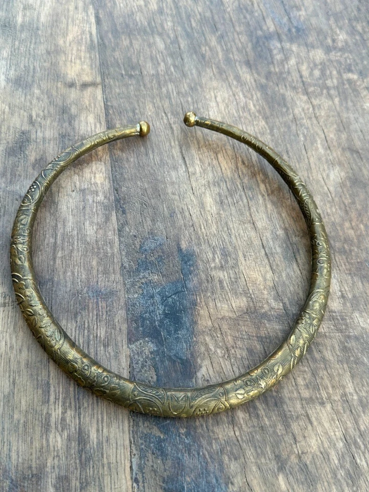 Gargantilha de colar Hasli antiga de bronze esculpida à mão design floral vintage - Imagem 2 de 4