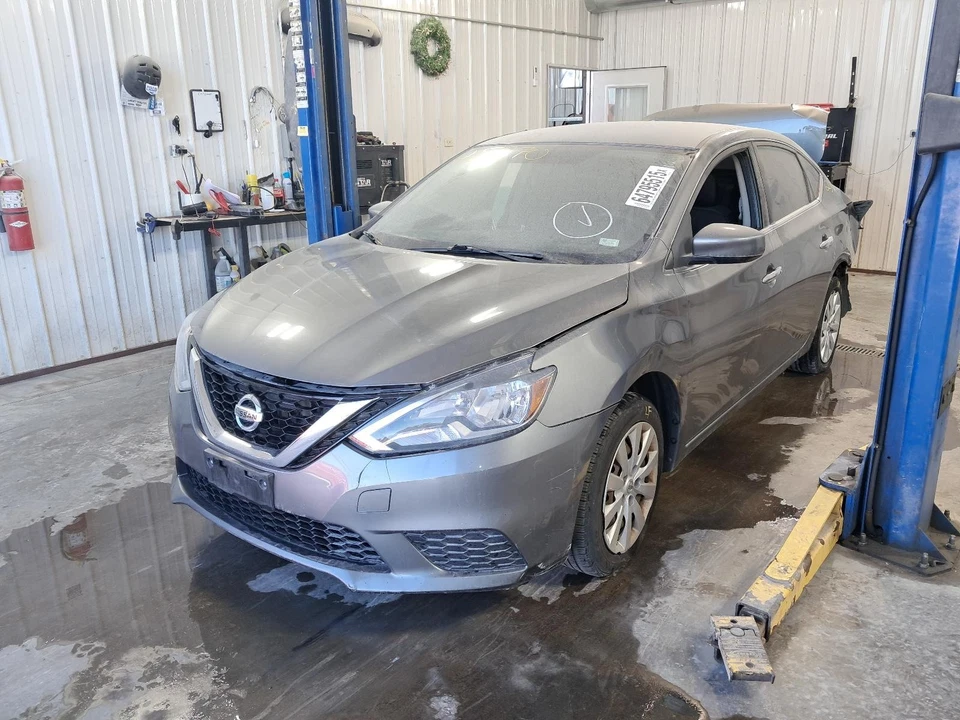 Used Upper Grille fits: 2017 Nissan Sentra bumper mounted upper Upper Grade A Foto 2 de 4