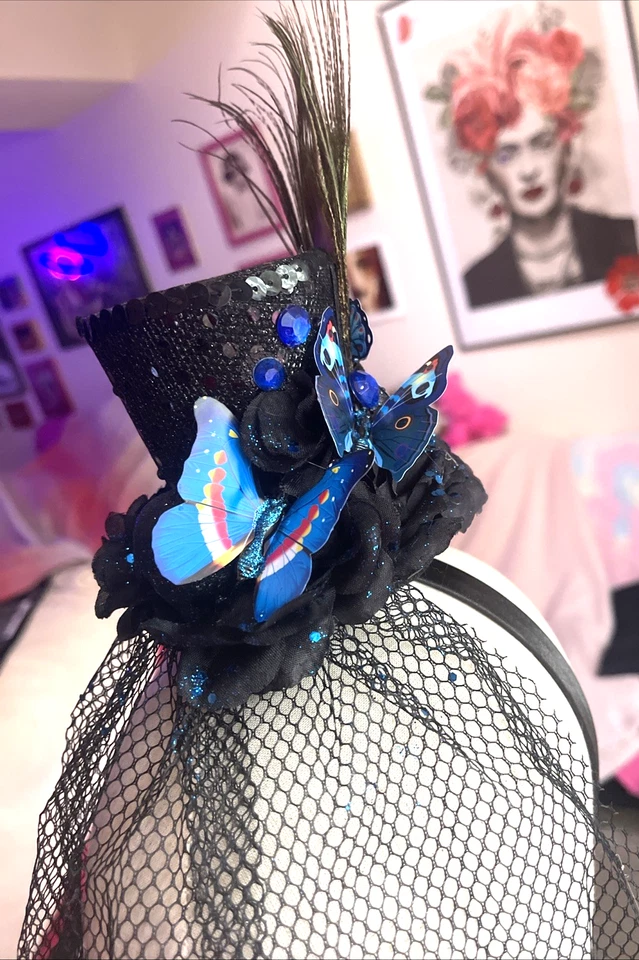 Mini sombrero fascinador con red de tul en diadema con pedrería mariposa azul Foto 2 de 4