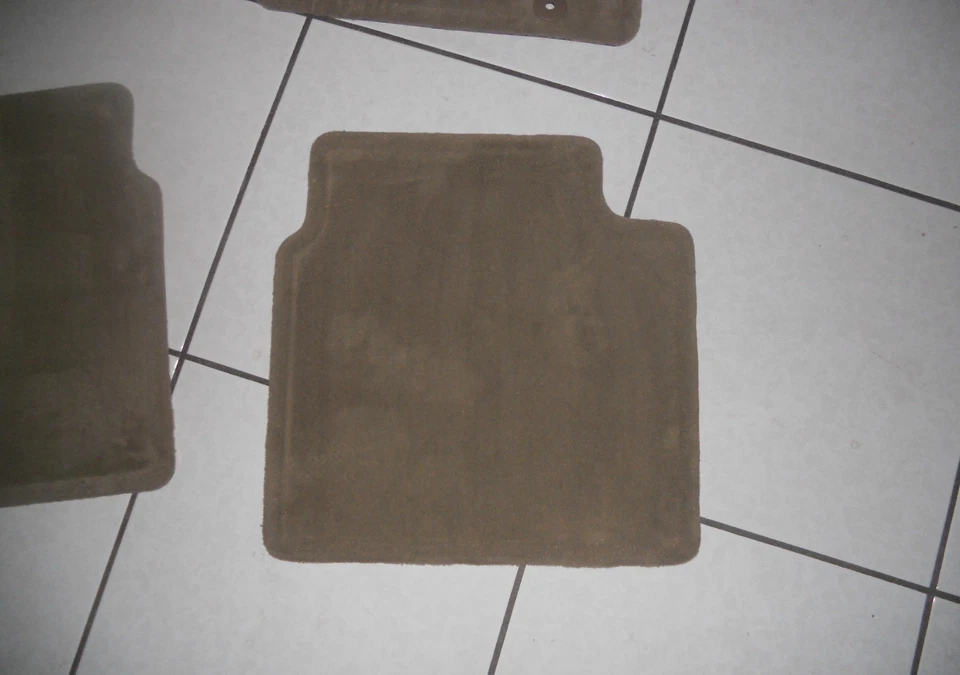 Alfombrillas delanteras y traseras OEM GM de 4 piezas beige para Buick LaCrosse 2012-2015 Foto 4 de 4
