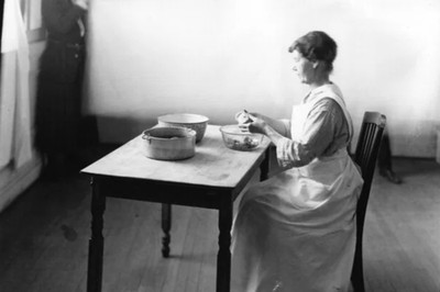 Miss Ruth Kellogg zeigt korrekte Körperhaltungen für Hausarbeit Foto   