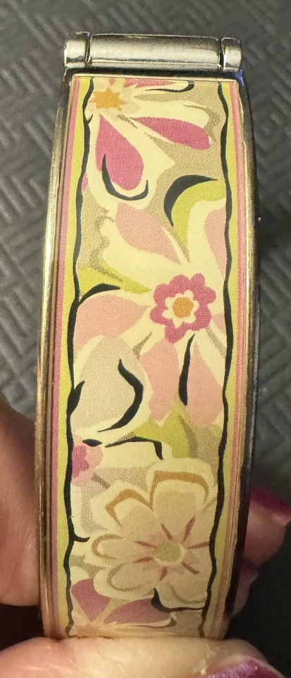 Pulseira Vera Bradley tom prata floral braçadeira rosa flores verdes claras - Imagem 3 de 4