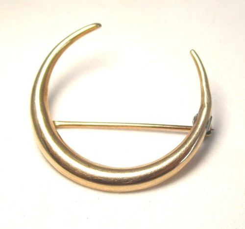 10K Yellow Gold Crescent Pin 1.1 grams 1 1/8” The clasp has been replaced.