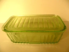 VINTAGE LONG GREEN RIBBED REFRIGERATOR DISH WITH LID 8.5" L X 4" W X 3" T