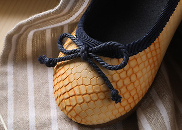 Zapatos planos bailarina Mary Jane con lazo de cinta amarillo, rosa para niñas pequeñas - Imagen 9 de 10
