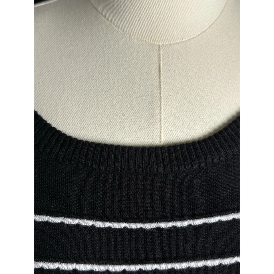 Camiseta para mujer Lane Bryant 18/20 negra blanca tejida a rayas acanalada lateral elástica Foto 2 de 4