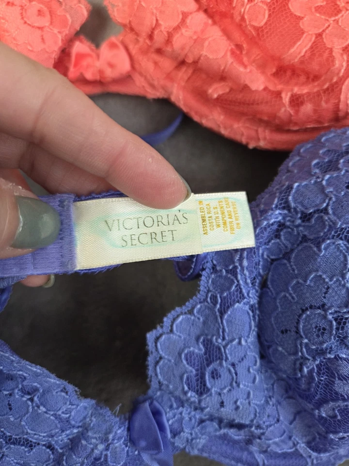 Sujetadores brillantes acolchados de encaje con etiqueta dorada Victoria's Secret vintage 4 36C años 90 Foto 2 de 4