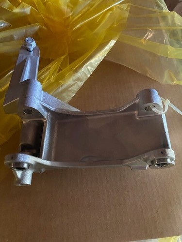 Genuine GM Generator and Drive Belt Tensioner Bracket 12700972 - Bild 2 von 3