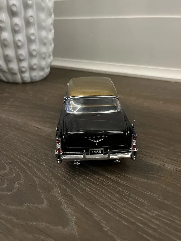 Coche de aventurero Danbyry 1956 Desoto negro/oro escala 1:24 fundido a presión Foto 4 de 4