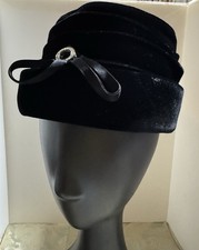 VTG 1940s-1960s Black Velvet Women  s Pillbox Hat/Accented with Rhinestone Pin