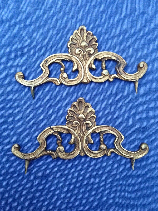 LOT OF 2  ROCOCO GILT BRONZE FRAME DECORATIONS SCALLOP FLEUR DE LIS COQUILLE 