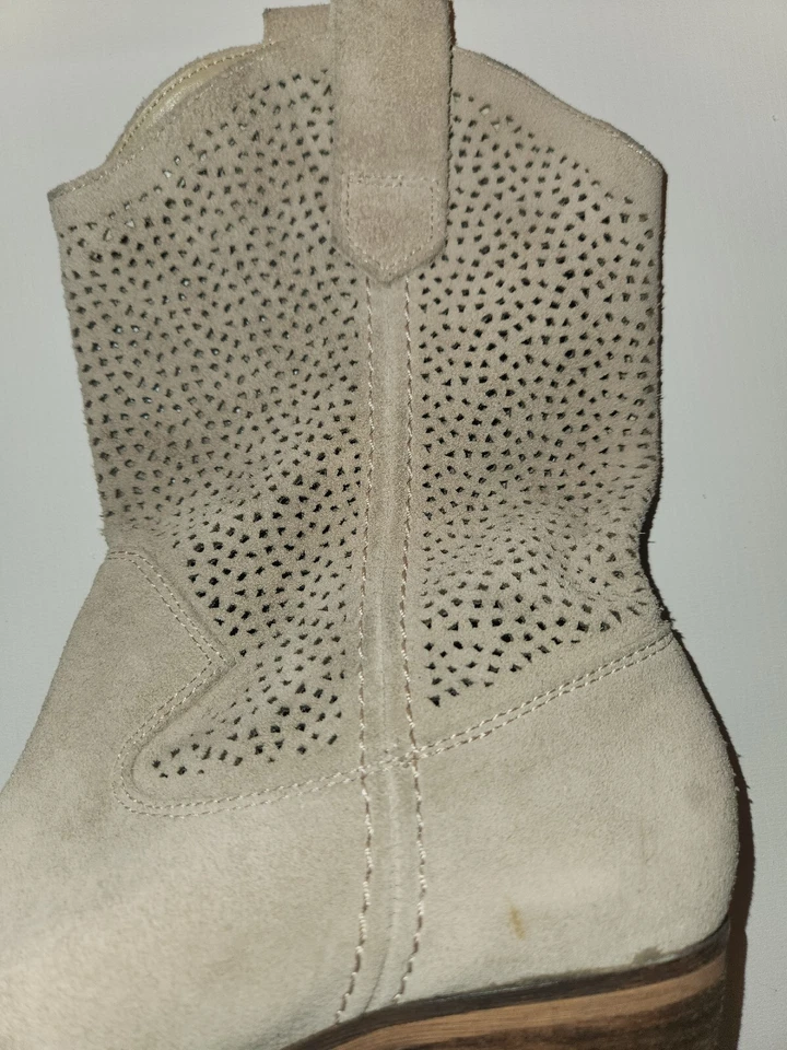 BCBGeneration Boots Womans Suede Tan Size 7.5 Bastille Western Soft - Image 3 of 4