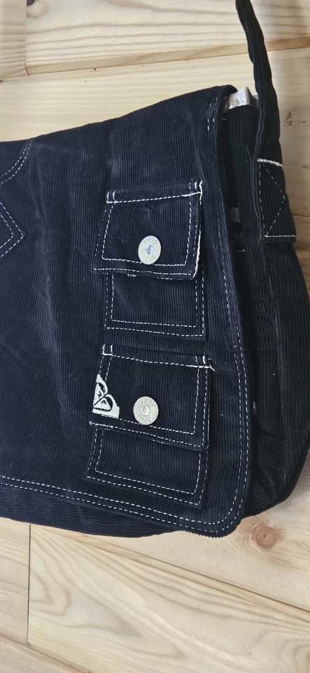 Bolso de hombro mensajero de pana negra para mujer Roxy con logotipo vintage nuevo con etiquetas Foto 2 de 4