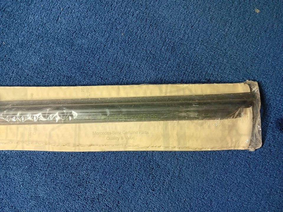 Mercedes Benz W201 190E 190D Ventana Delantera Bahía Tapicería Sello A2017250565 Foto 3 de 4