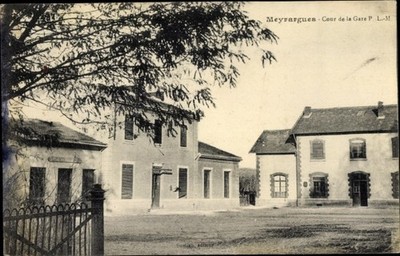 Postcard Meyrargues Bouches du Rhône, Cour de la Gare - 3542701