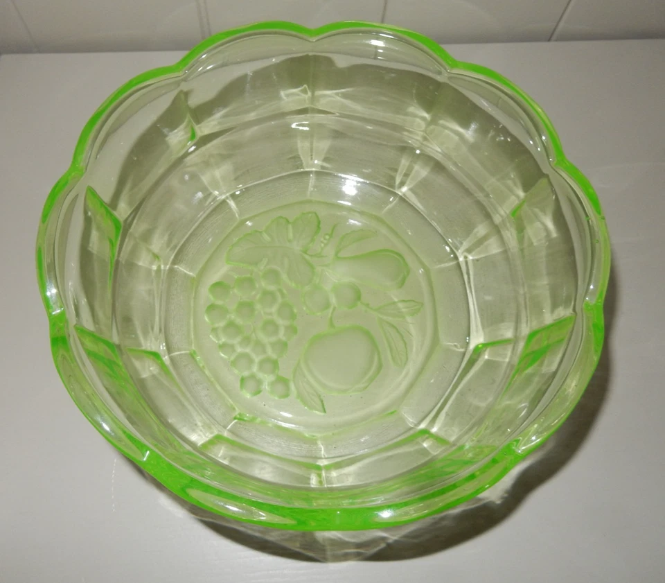Walther and Söhne Hermann Uranium Green Bowl and Six Plates. - Image 3 of 4