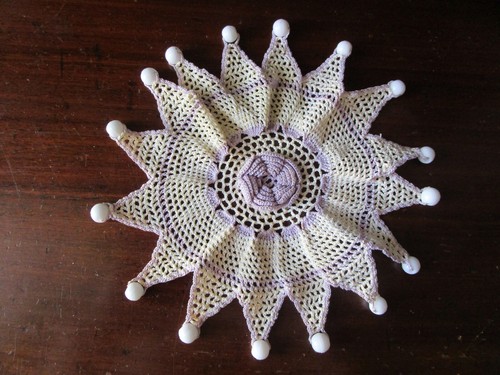FUNDA JARRA FINAMENTE CROCHET MALVA Y CREMA CON CUENTAS DE VIDRIO BLANCO - Imagen 6 de 9
