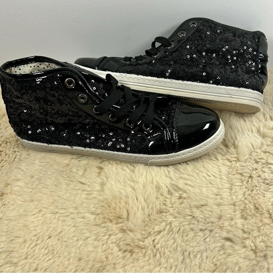 Zapatillas altas negras con lentejuelas con dedos de cuero estampado Foto 3 de 4