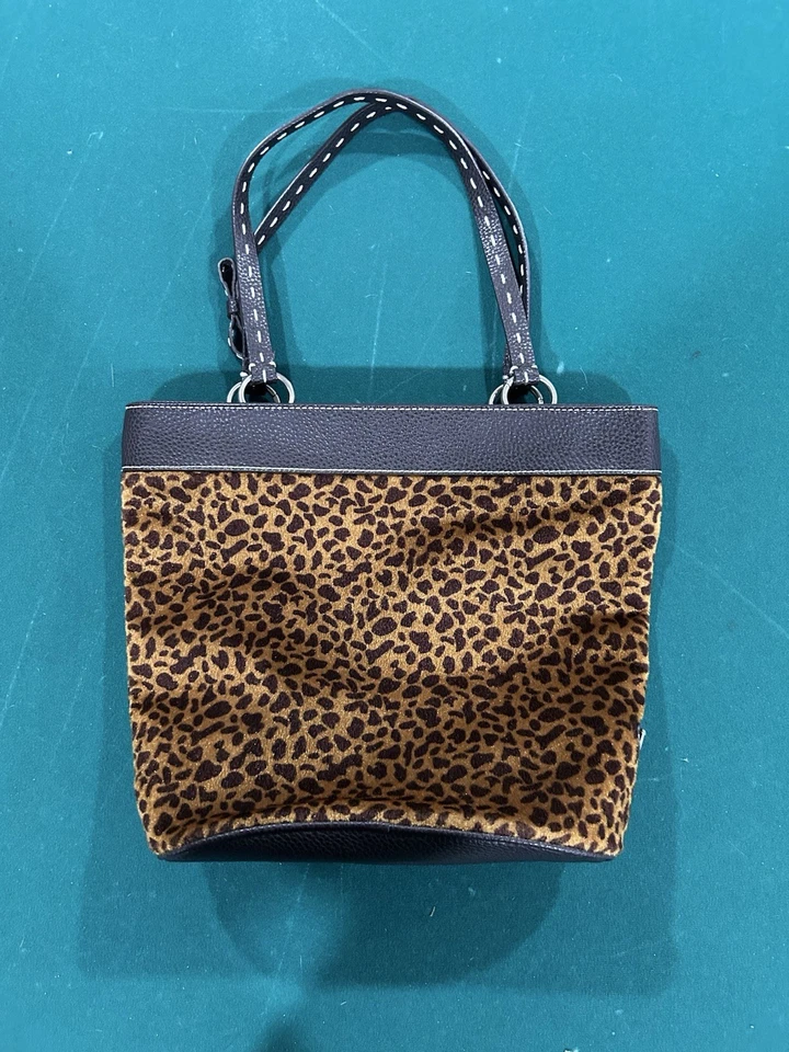 Bolso sin asas de gamuza con estampado de leopardo dorado PRADA Foto 4 de 4