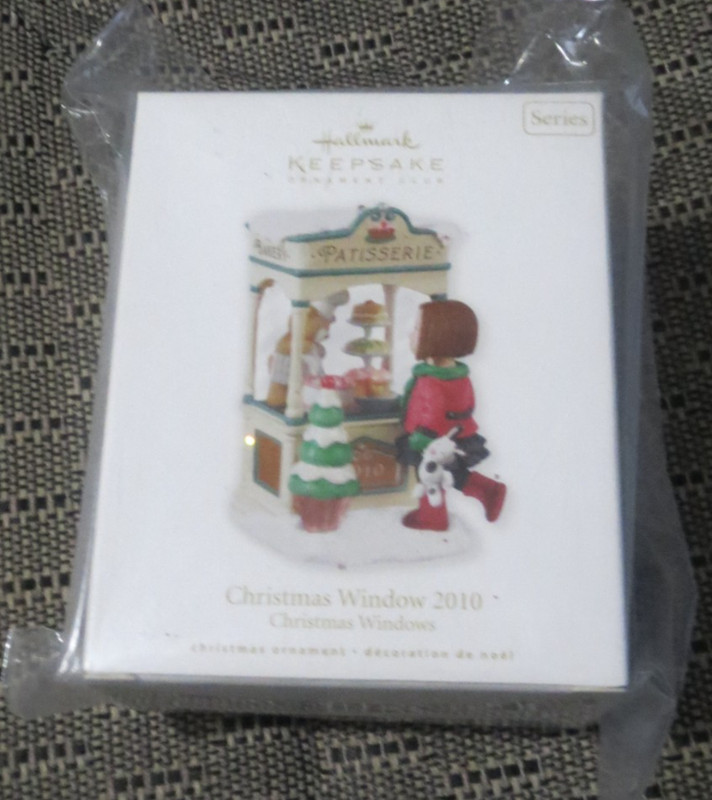 NIB HALLMARK 2010 CHRISTMAS WINDOW ORNAMENT