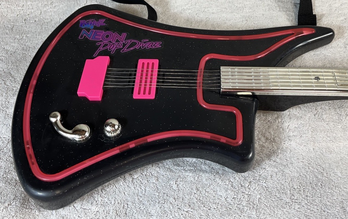 Bratz Neon Pop Divaz Girlz Really Rule Light Up Toy Guitar MGA