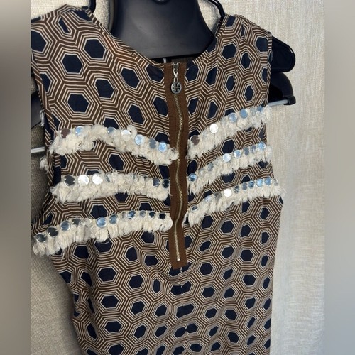 Blusa sin mangas TORY BURCH gráfica con flecos y cuentas espejadas - Imagen 8 de 9