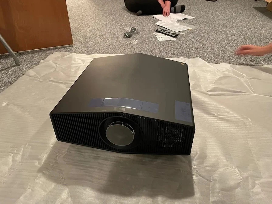 Sony VPL-XW5000ES 4K Laser Home Theater Projector with HDR Black ( NEW 95% )