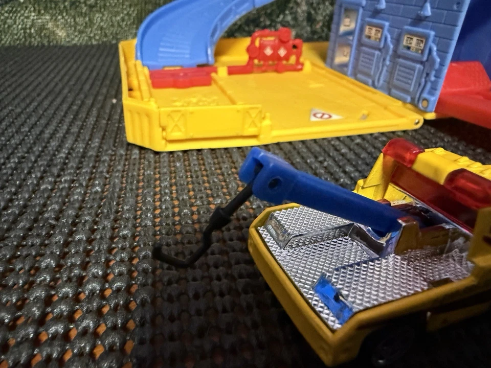 Vintage 2001 Mattel Matchbox MB GARAGE Yellow Building Case With Tow Truck - Image 3 of 4