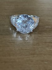 Sterling Silver Sparkly Round 3 Stone Ring Sz 8