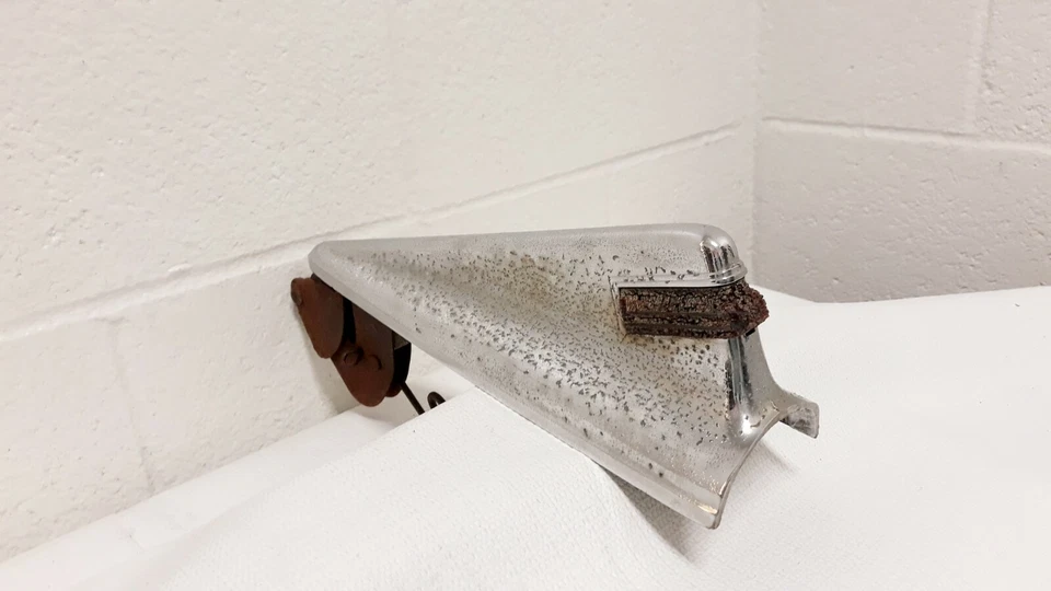  Cadillac Series 61 1941 luz trasera cromada aleta trasera con bisagra de puerta de gas LH OEM Foto 2 de 4