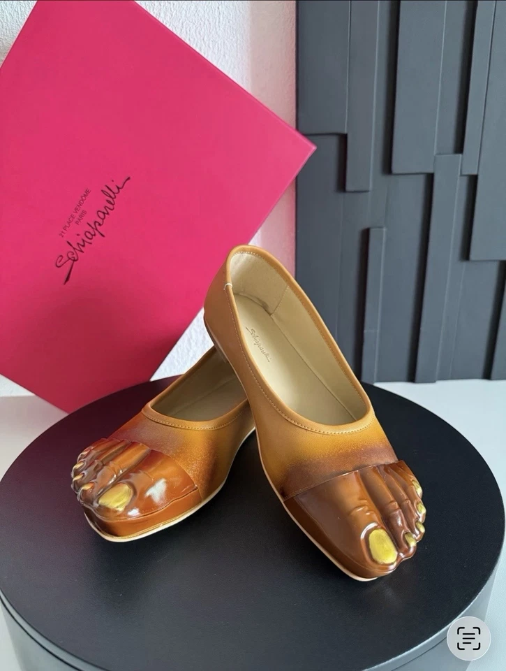 Bailarina de pie moldeada inspirada en Schiaparelli  Foto 2 de 4