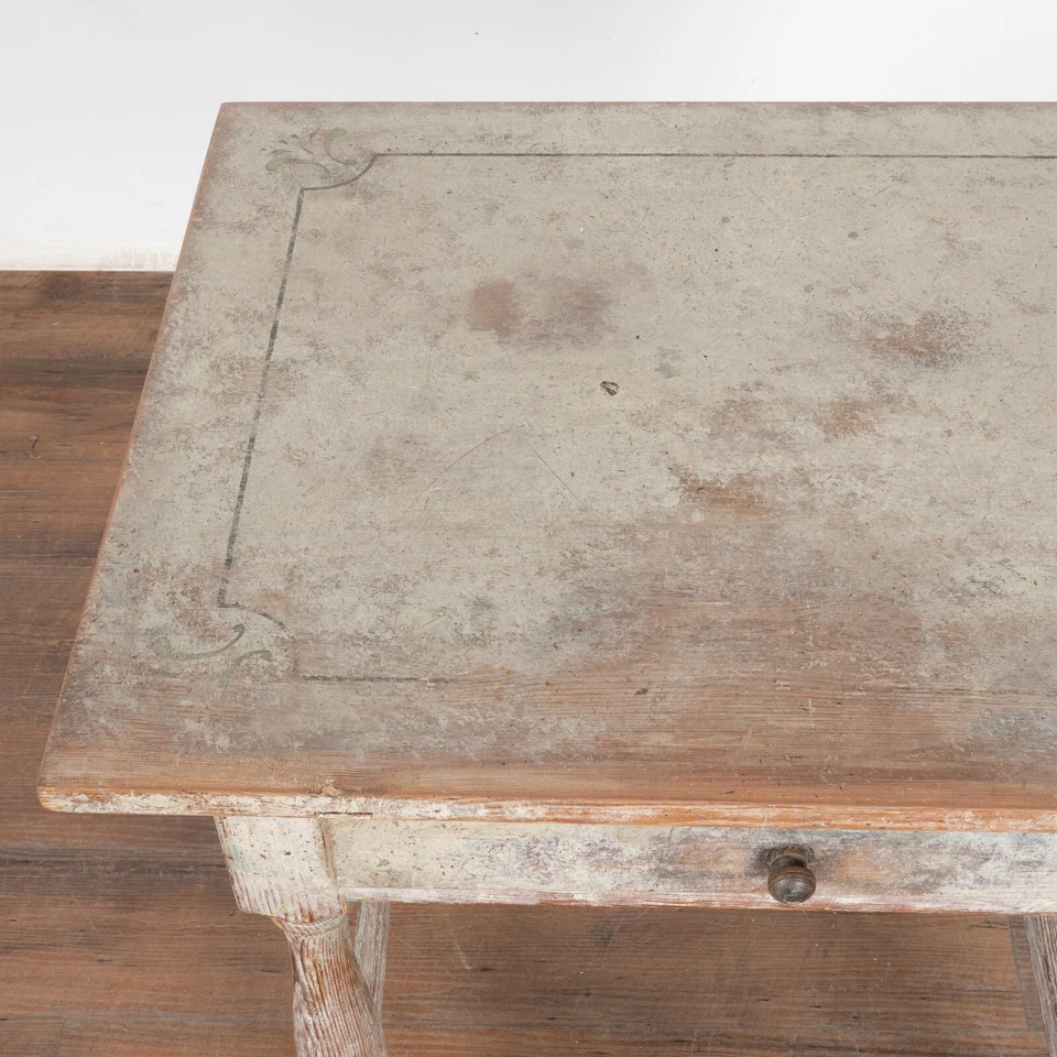 Mesa auxiliar original pintada en blanco con cajón individual, Suecia circa 1860-80 Foto 4 de 4