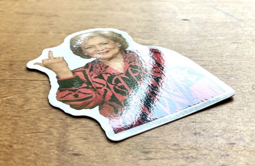 BETTY WHITE - DEDO MEDIO - PEGATINAS DIVERTIDAS PARA PORTÁTIL CALCOMANÍA 3"" REGALO BRILLANTE NUEVO - Imagen 3 de 3
