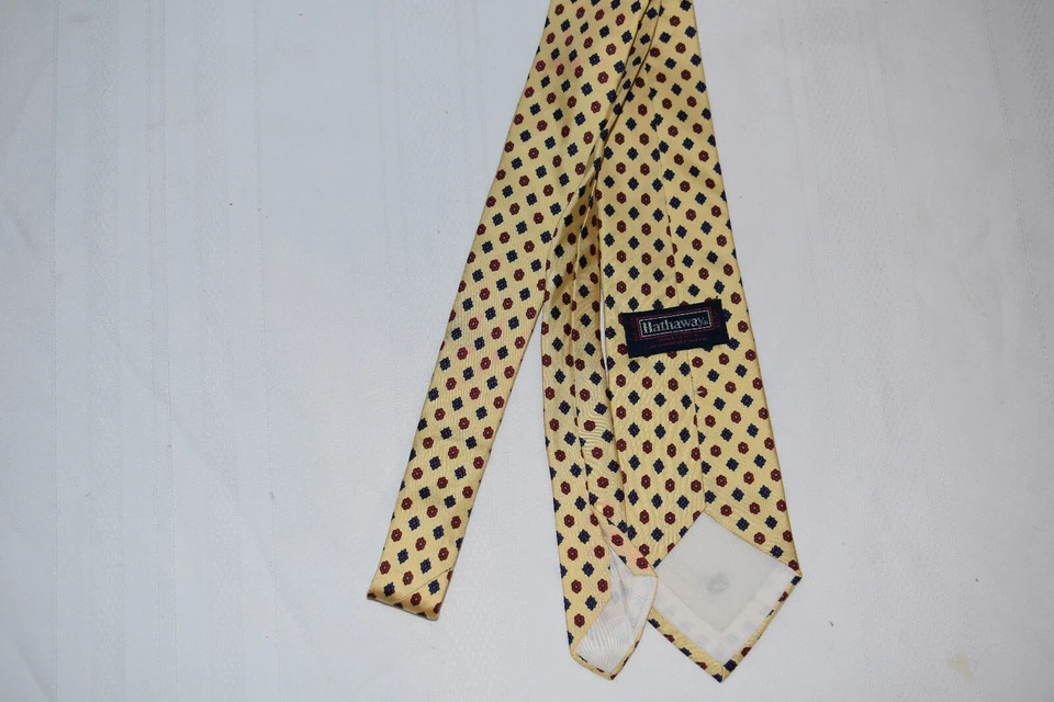 Corbata amarilla Hathaway 100 % seda 56 pulgadas con estampado de flores Foto 3 de 3