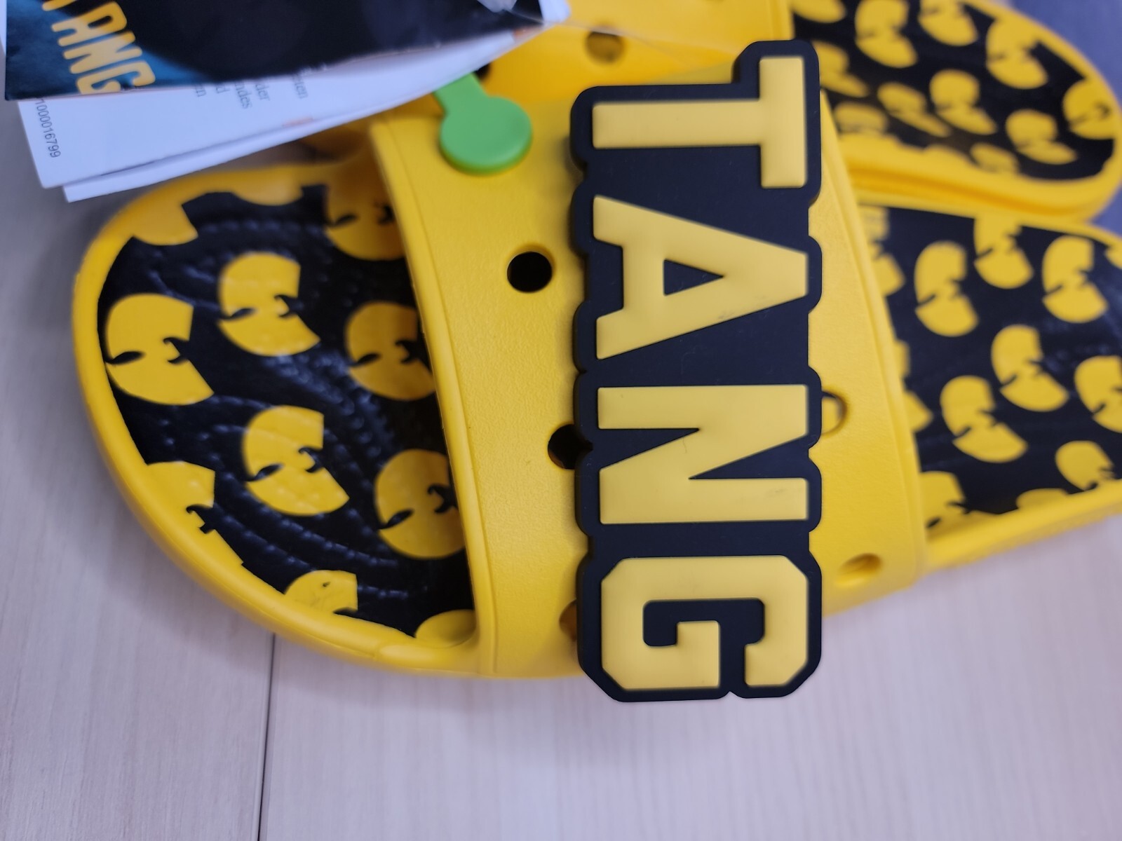 PANTOFOLA D’ORO Sandali Pantofole WU Tang Clan X Crocs Slides taglia M7 W9 gialli neri nuovi con etichette