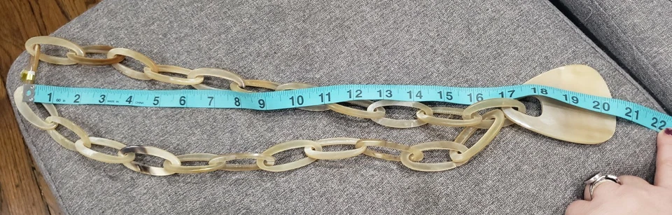 Collar largo de eslabones gruesos de cuerno pre-natural Foto 3 de 3
