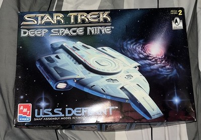 Star Trek DS9 USS Defiant AMT Box + Anleitungen   guter Zustand
