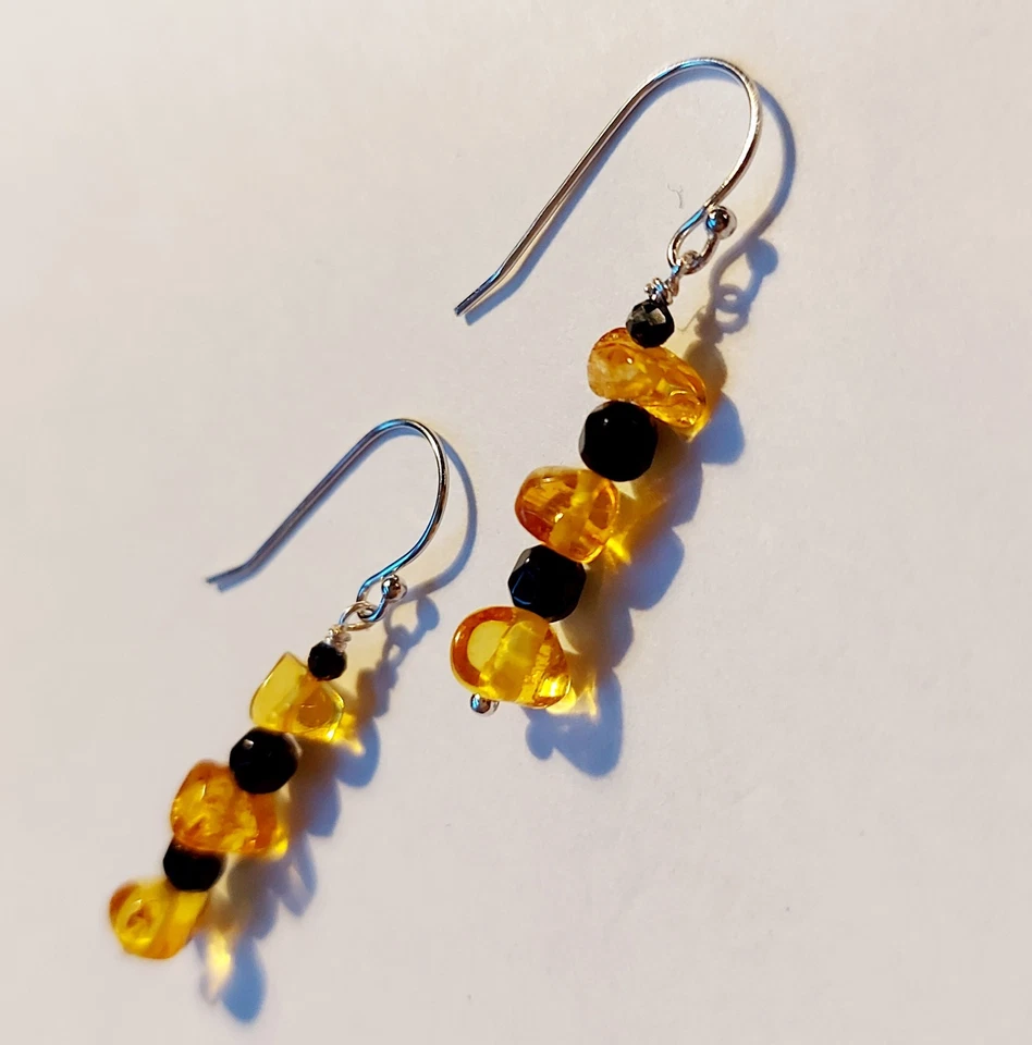 Orecchini in argento 925 e pietre con ambra naturale e onice nera sfaccettata - Immagine 2 di 4