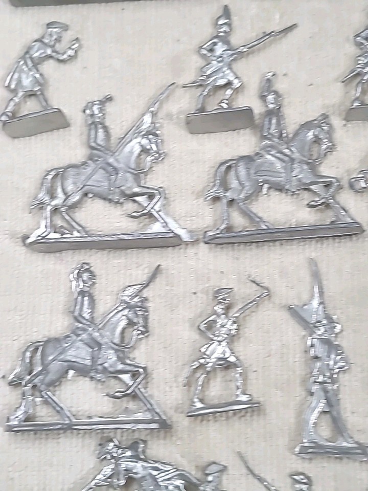 PLATS D' ETAIN ZINNFIGUREN FLAT TIN FIGURE / CAVALIER MOUSQUETAIRE DU