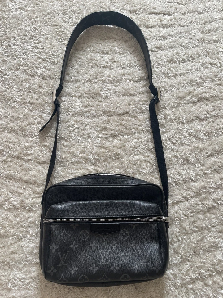 Sac à bandoulière Outdoor Messenger Louis Vuitton en cuir noir et toile enduite - Photo 1/4