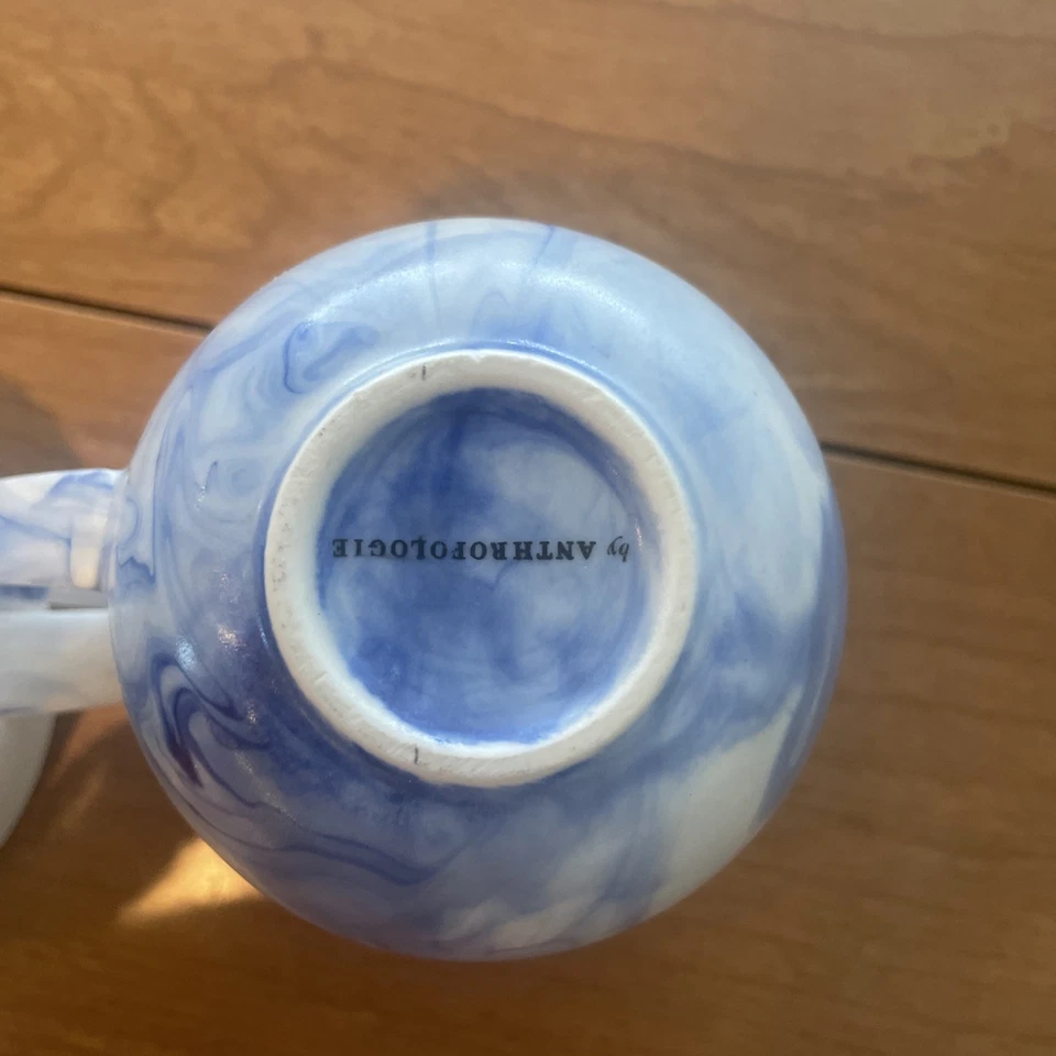 2 tazas Anthropologie ondas azules y blancas Foto 3 de 4