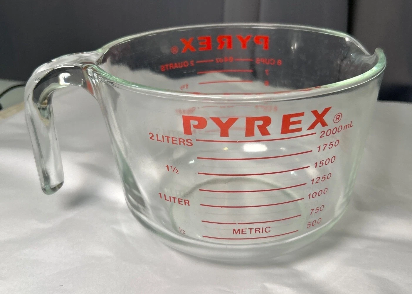 VTG Pyrex 2L 8 Cup Glass Measuring Cup w/ Red Markings & Handle For Kitchen Use