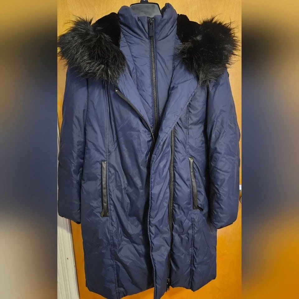 Parka DKNY para mujer azul marino con ribete de piel sintética PEQUEÑA Foto 2 de 4
