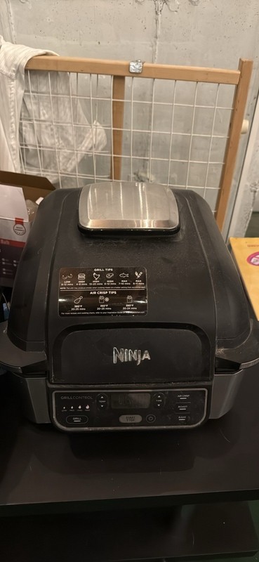 Ninja Foodi Air Fryer Grill AG301 4 qt 1760W Black/Silver Timer Temp Ctrl
